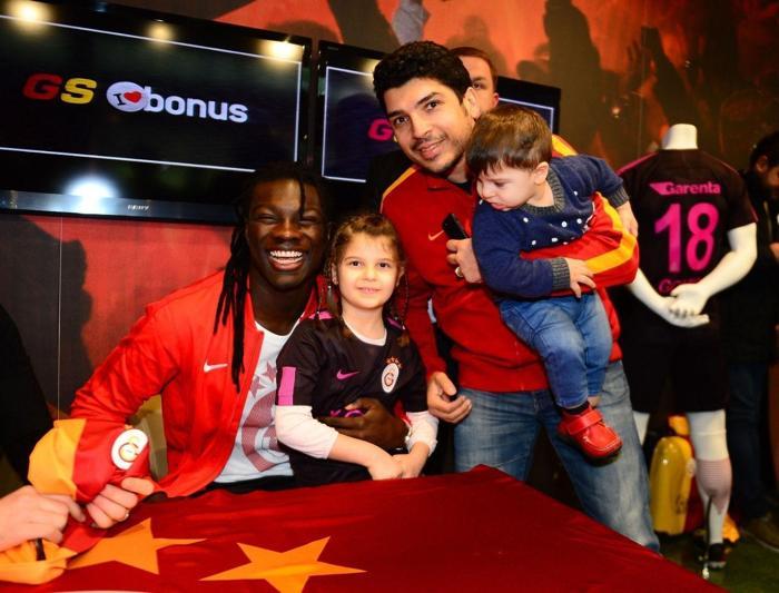 Gomis 2 saat boyunca imza dağıttı
