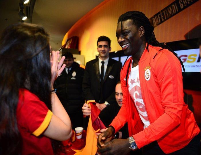 Gomis 2 saat boyunca imza dağıttı