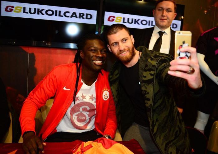 Gomis 2 saat boyunca imza dağıttı