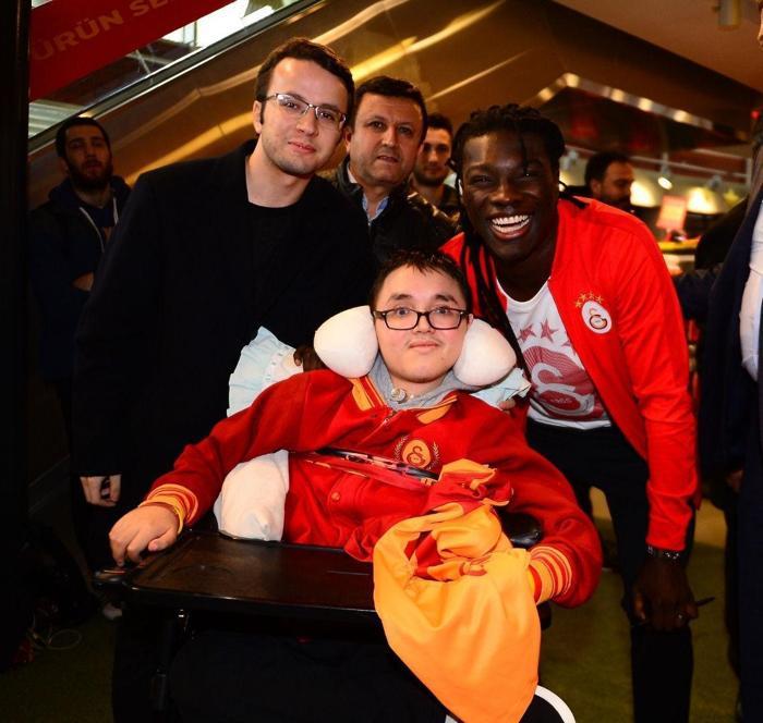Gomis 2 saat boyunca imza dağıttı