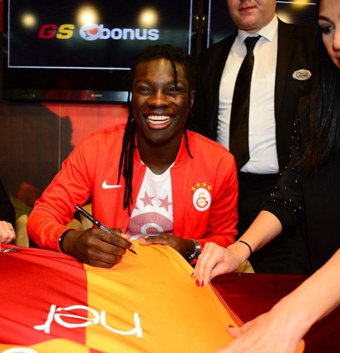 Gomis 2 saat boyunca imza dağıttı