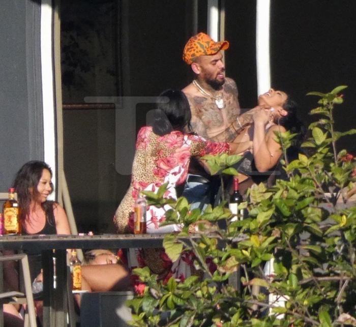 Chris Brown yine mi şiddet uyguladı