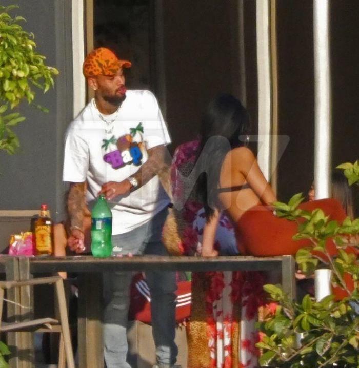 Chris Brown yine mi şiddet uyguladı
