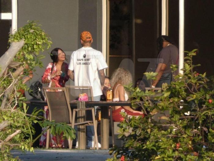Chris Brown yine mi şiddet uyguladı