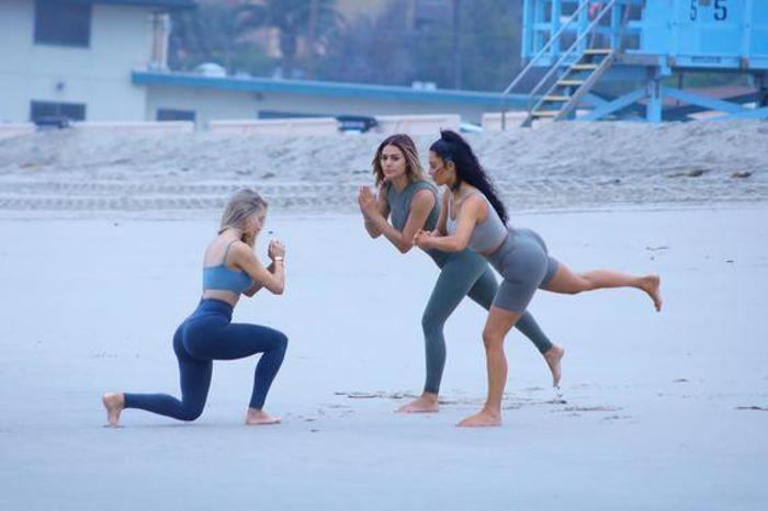Kim Kardashian sahilde spor yaptı