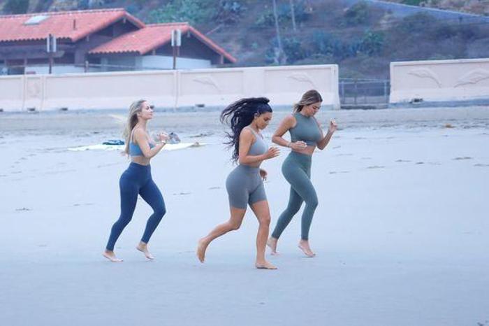 Kim Kardashian sahilde spor yaptı