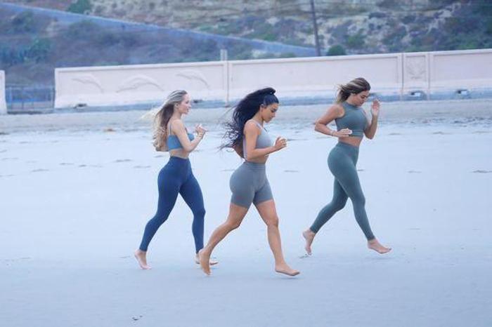 Kim Kardashian sahilde spor yaptı