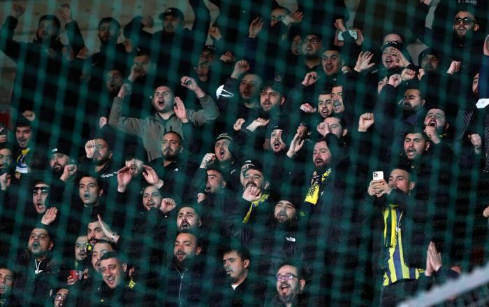 Fenerbahçe taraftarları takımlarını, Slavia Prag deplasmanında yalnız bırakmadı