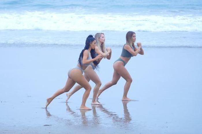 Kim Kardashian sahilde spor yaptı
