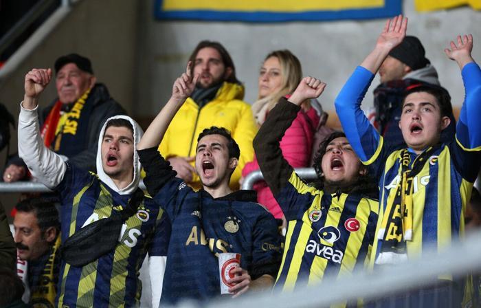 Fenerbahçe taraftarları takımlarını, Slavia Prag deplasmanında yalnız bırakmadı