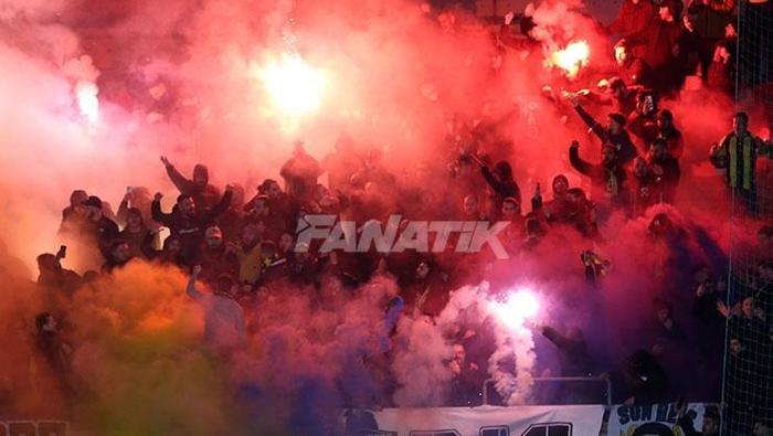 Fenerbahçe taraftarları takımlarını, Slavia Prag deplasmanında yalnız bırakmadı