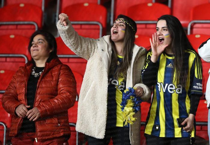Fenerbahçe taraftarları takımlarını, Slavia Prag deplasmanında yalnız bırakmadı