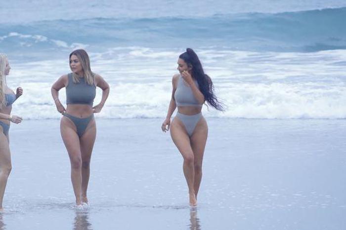 Kim Kardashian sahilde spor yaptı