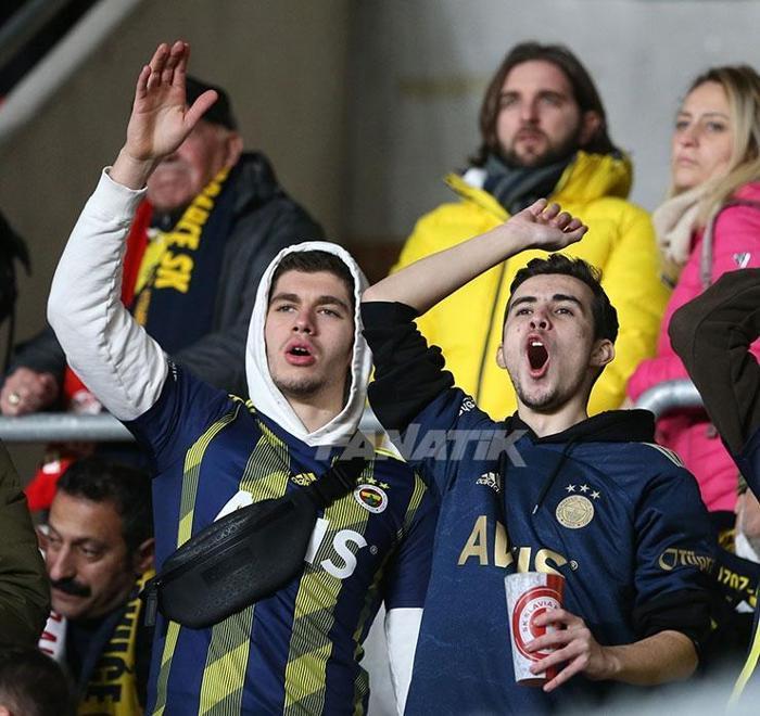 Fenerbahçe taraftarları takımlarını, Slavia Prag deplasmanında yalnız bırakmadı