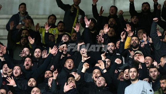 Fenerbahçe taraftarları takımlarını, Slavia Prag deplasmanında yalnız bırakmadı