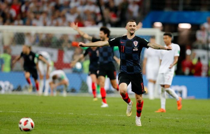 Final geldi, Vida ilk ona koştu