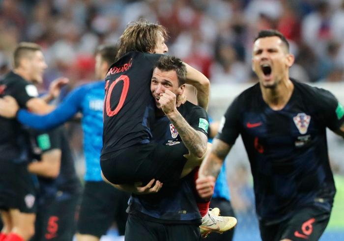 Final geldi, Vida ilk ona koştu