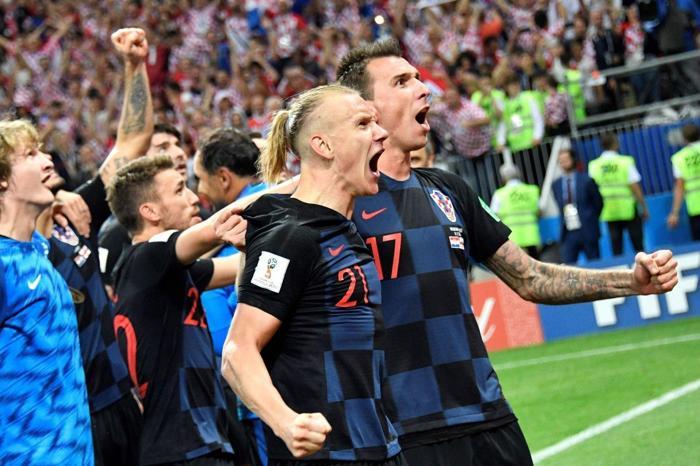 Final geldi, Vida ilk ona koştu