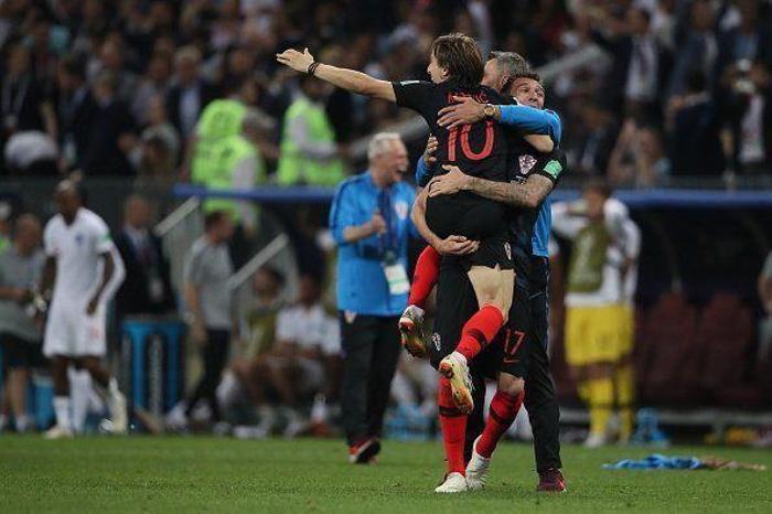 Final geldi, Vida ilk ona koştu