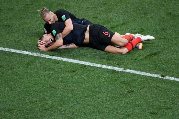 Final geldi, Vida ilk ona koştu