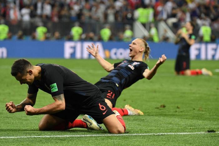 Final geldi, Vida ilk ona koştu