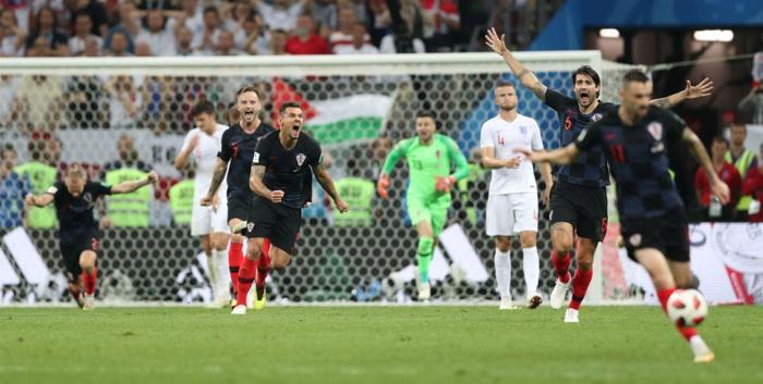 Final geldi, Vida ilk ona koştu