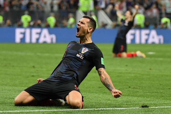 Final geldi, Vida ilk ona koştu