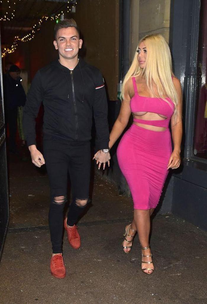 Chloe Ferry 2 derecede bu elbiseyle gezdi