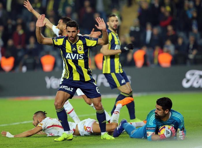 Fenerbahçede ayrılacak isimler belli oldu Mehmet Topal devri bitiyor