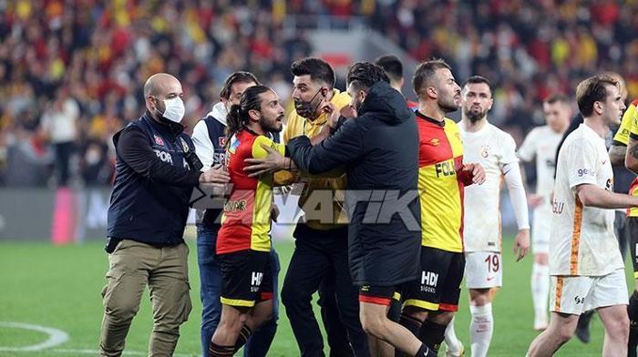 Göztepe - Galatasaray maçında olay Berkan Emir son anda durdurdu...