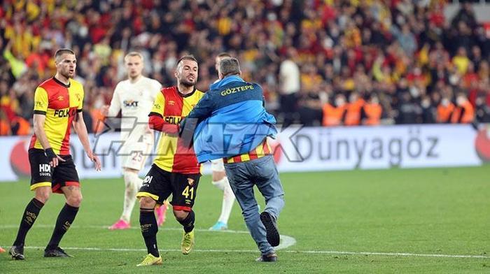 Göztepe - Galatasaray maçında olay Berkan Emir son anda durdurdu...