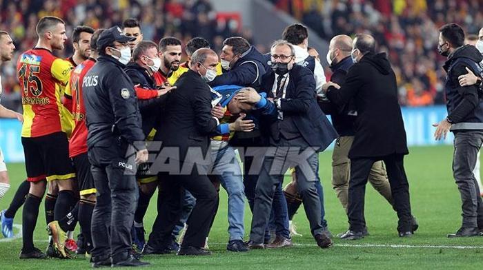 Göztepe - Galatasaray maçında olay Berkan Emir son anda durdurdu...