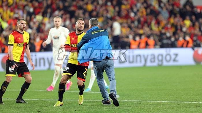 Göztepe - Galatasaray maçında olay Berkan Emir son anda durdurdu...