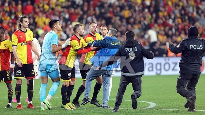 Göztepe - Galatasaray maçında olay Berkan Emir son anda durdurdu...
