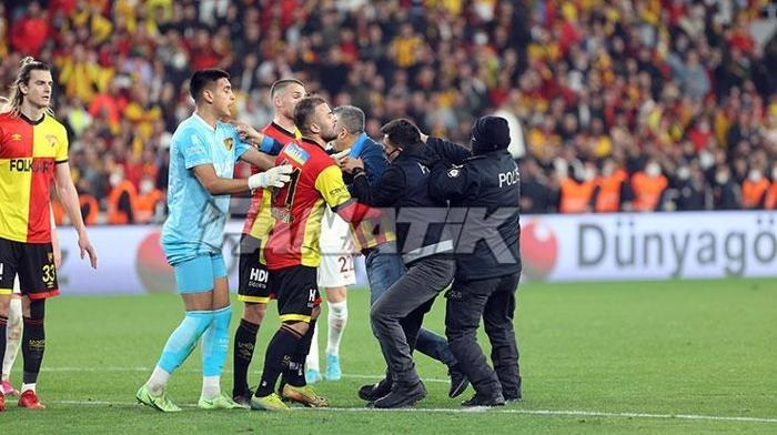 Göztepe - Galatasaray maçında olay Berkan Emir son anda durdurdu...