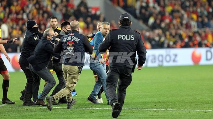 Göztepe - Galatasaray maçında olay Berkan Emir son anda durdurdu...