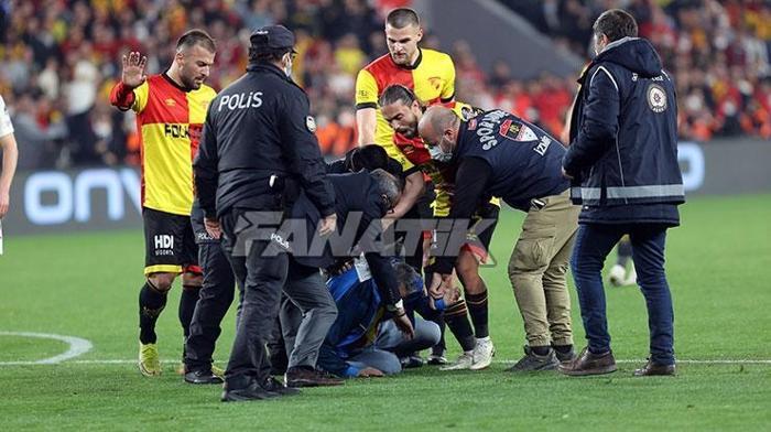 Göztepe - Galatasaray maçında olay Berkan Emir son anda durdurdu...