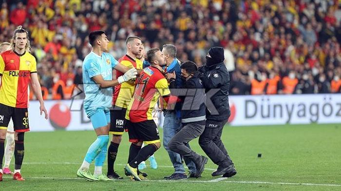 Göztepe - Galatasaray maçında olay Berkan Emir son anda durdurdu...