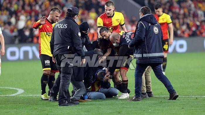 Göztepe - Galatasaray maçında olay Berkan Emir son anda durdurdu...