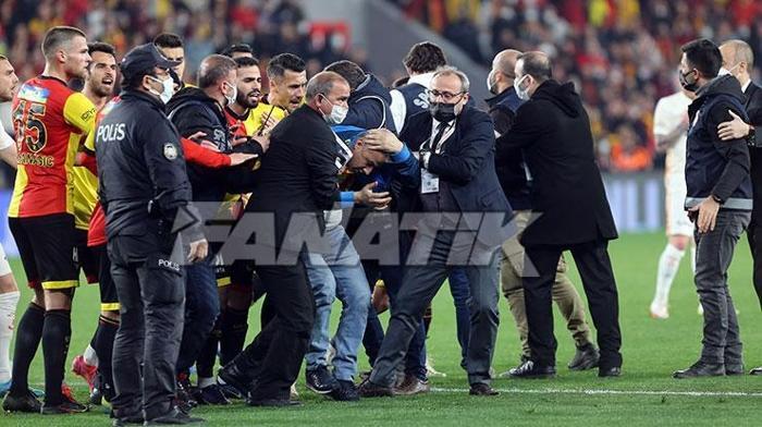 Göztepe - Galatasaray maçında olay Berkan Emir son anda durdurdu...