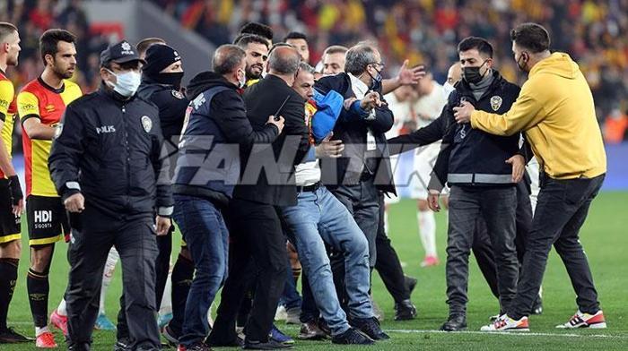Göztepe - Galatasaray maçında olay Berkan Emir son anda durdurdu...