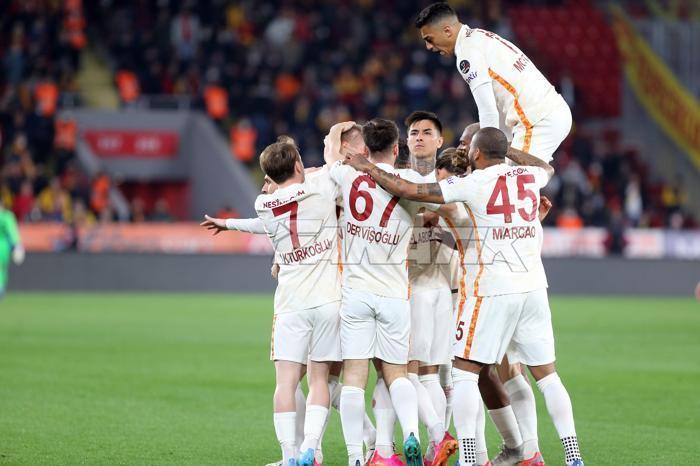 Galatasarayda Victor Nelssonun ilk golü, Mostafa Mohamedin ilk asisti... İşte o anlar