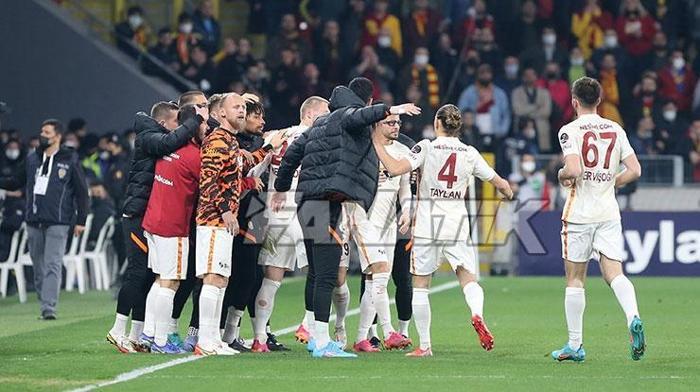Galatasarayda Victor Nelssonun ilk golü, Mostafa Mohamedin ilk asisti... İşte o anlar