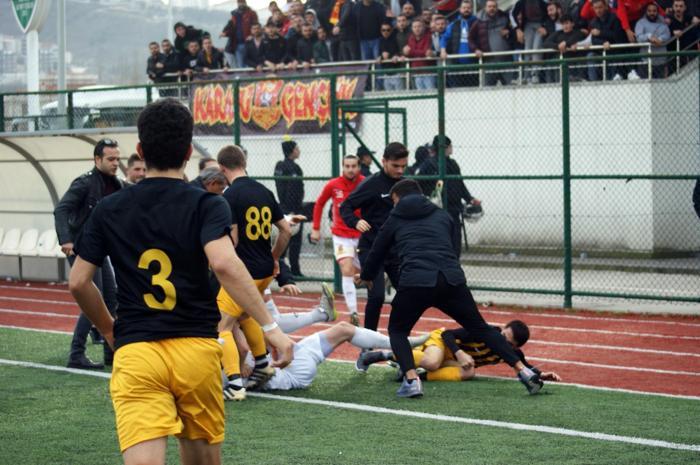 Amatör maçta kavga çıktı, 8 futbolcu kırmızı kart gördü