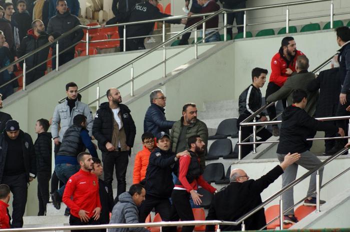 Amatör maçta kavga çıktı, 8 futbolcu kırmızı kart gördü