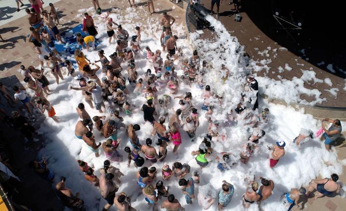 Turistlerin vazgeçilmezi köpük partisi