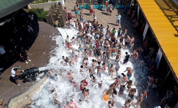 Turistlerin vazgeçilmezi köpük partisi
