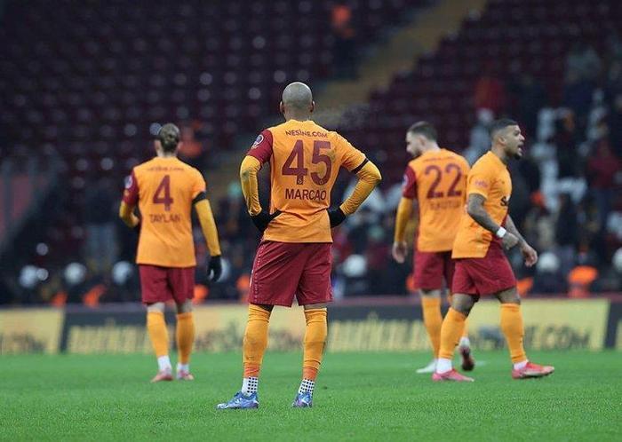 Son dakika haberi Galatasarayda yıldız ismin bileti kesildi…