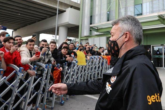 Son dakika haberi Galatasarayda yıldız ismin bileti kesildi…