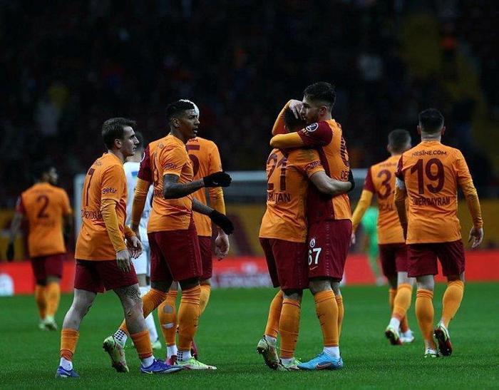 Son dakika haberi Galatasarayda yıldız ismin bileti kesildi…